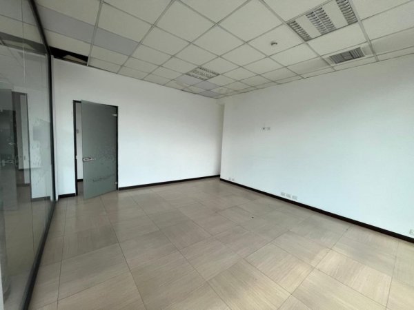 Tirane, jepet me qera ambjent biznesi Kati 1, 220 m² 3.300 € (Rruga e Kavajes)