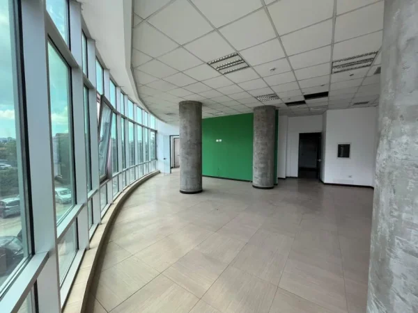 Tirane, jepet me qera ambjent biznesi Kati 1, 220 m² 3.300 € (Rruga e Kavajes)