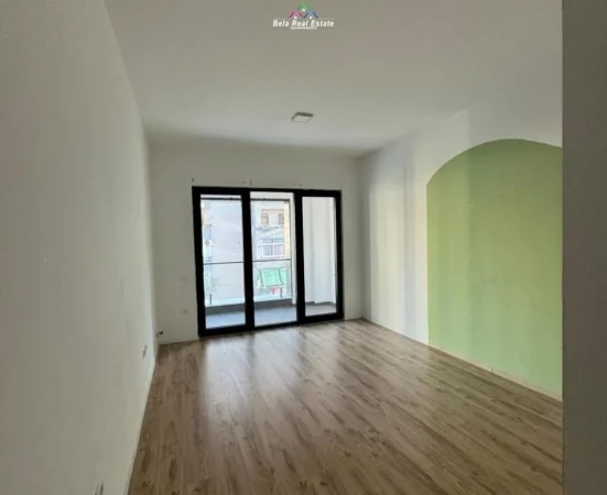 Tirane, jepet me qera zyre Kati 3, 90 m² 650 € (rruga e kavajes)