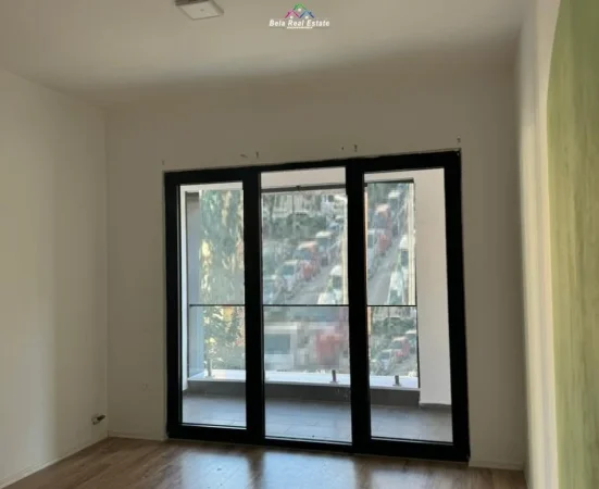 Tirane, jepet me qera zyre Kati 3, 90 m² 650 € (rruga e kavajes)