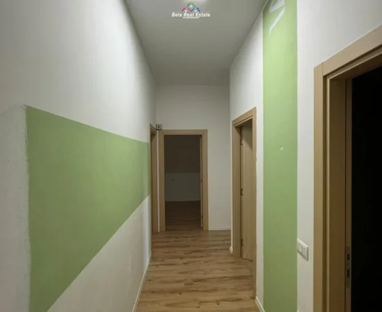 Tirane, jepet me qera zyre Kati 3, 90 m² 650 € (rruga e kavajes)