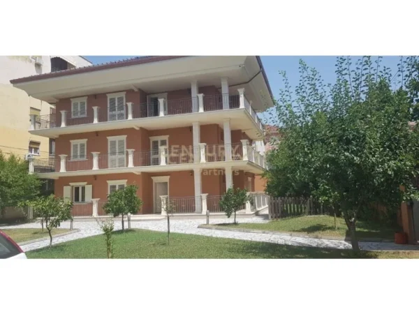 Tirane, jepet me qera Vile Kati 1, 469 m² 7.500 € (Rruga e Elbaasanit, tek Ekonomiku)
