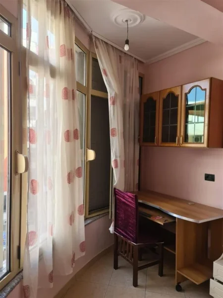 Tirane, jepet me qera apartament 2+1+Ballkon Kati 4, 100 m² 450 € (rruga Sabri Preveza)