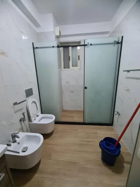 Tirane, jepet me qera apartament 2+1+Ballkon Kati 4, 100 m² 450 € (rruga Sabri Preveza)