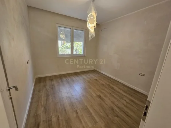Tirane, shitet apartament 2+1+Ballkon Kati 1, 75 m² 140.000 € (Rruga Ferit Xhajko, ish Restorant Durresi, prane Rruges 5 Maji)
