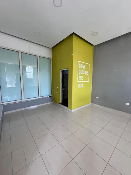Tirane, jepet me qera ambjent biznesi Kati 1, 51 m² 500 € (rruga Sami Frasheri)