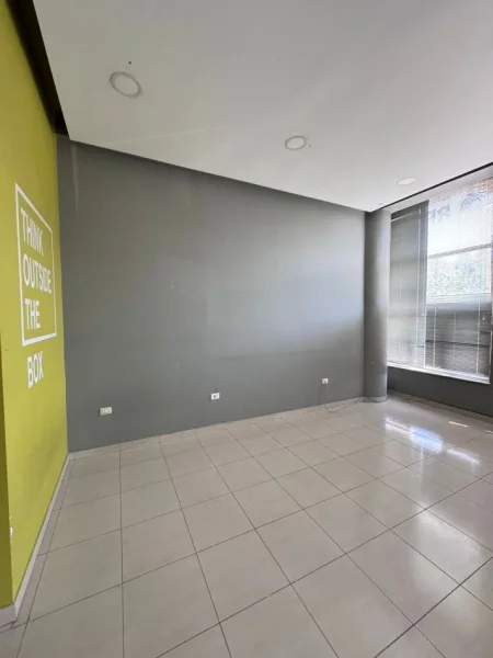 Tirane, jepet me qera ambjent biznesi Kati 1, 51 m² 500 € (rruga Sami Frasheri)