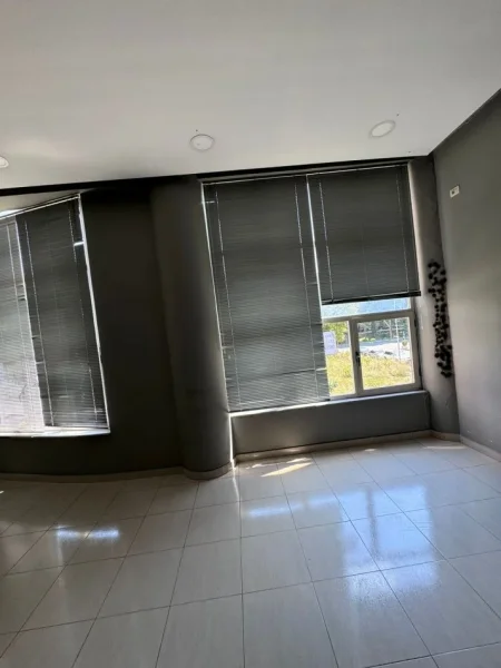 Tirane, jepet me qera ambjent biznesi Kati 1, 51 m² 500 € (rruga Sami Frasheri)