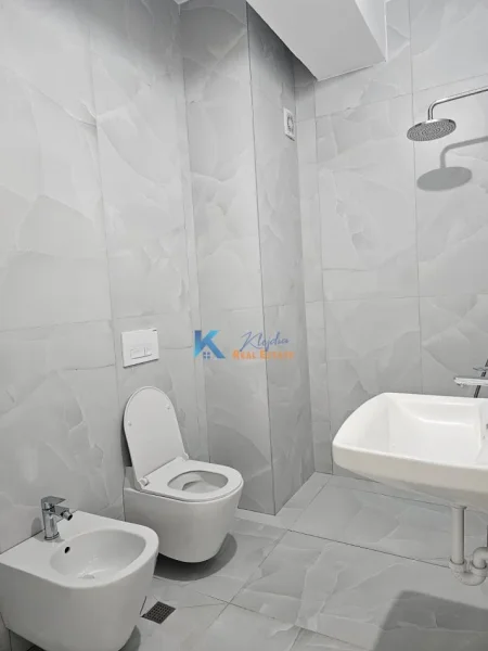 Tirane, jap me qera apartament 1+1+Ballkon Kati 7, 61 m² (Ali Demi)