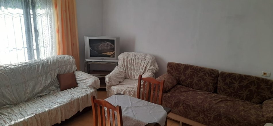 Tirane, jepet me qera apartament 1+1 Kati 1, 50 m² 250 € (SIRI KODRA)