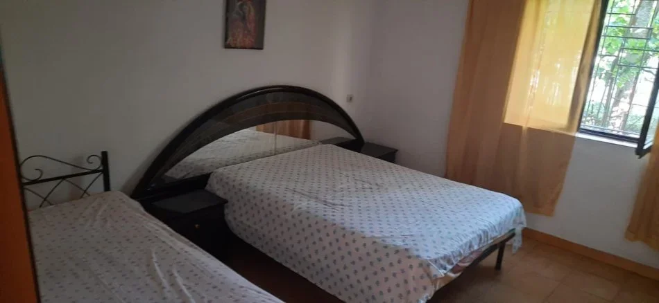 Tirane, jepet me qera apartament 1+1 Kati 1, 50 m² 250 € (SIRI KODRA)