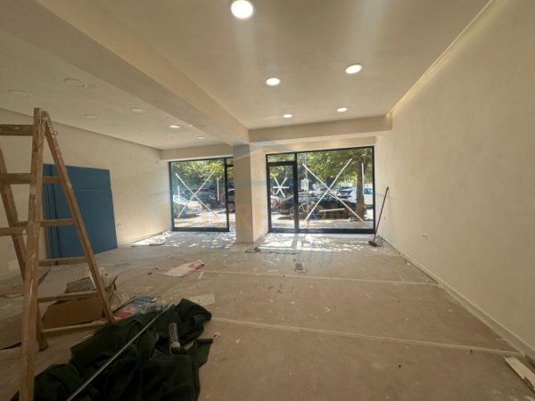 Tirane, jepet me qera ambjent biznesi Kati 0, 73 m² 2.000 € (Bulevardi Bajram Curri)