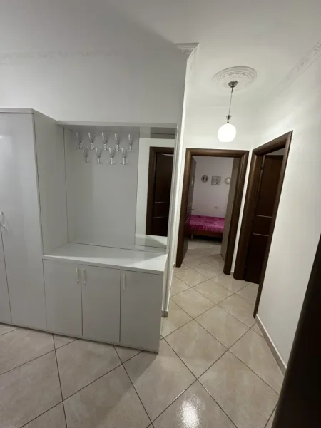 Tirane, jepet me qera apartament 2+1+Ballkon Kati 2, 100 m² 450 € (Rruga Loni Ligori, ish astiri, Tirane)