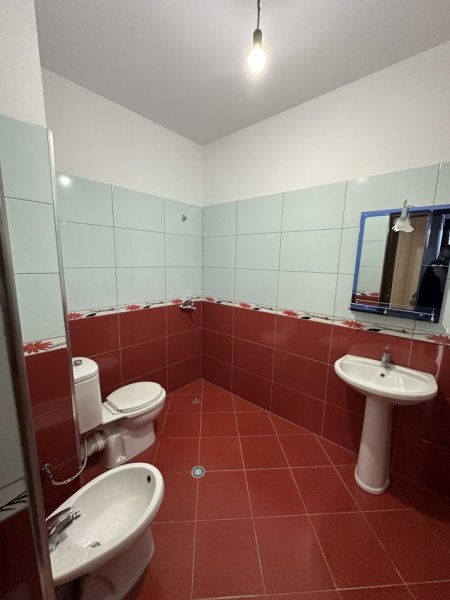 Tirane, jepet me qera apartament 2+1+Ballkon Kati 2, 100 m² 450 € (Rruga Loni Ligori, ish astiri, Tirane)