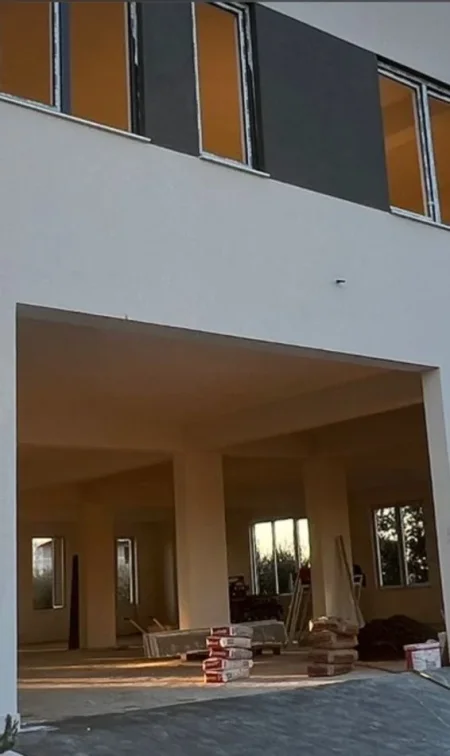 Tirane, jepet me qera ambjent biznesi Kati 0, 850 m² 3.000 € (Kamez)