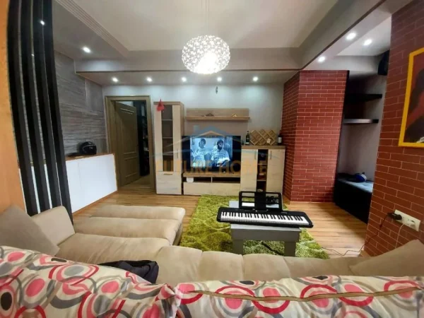 Tirane, shitet apartament 1+1+Ballkon Kati 8, 95 m² 295.000 € (Rruga myslym shyri)