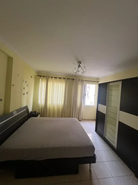 Tirane, jepet me qera apartament 2+1+Ballkon Kati 2, 100 m² 400 € (YZBERISHT)