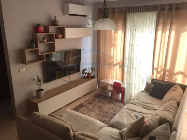 Tirane, shitet apartament 2+1+Ballkon Kati 5, 82 m² 125.000 € (Fusha e Aviacionit)