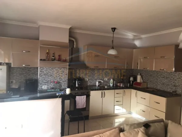 Tirane, shitet apartament 2+1+Ballkon Kati 5, 82 m² 125.000 € (Fusha e Aviacionit)