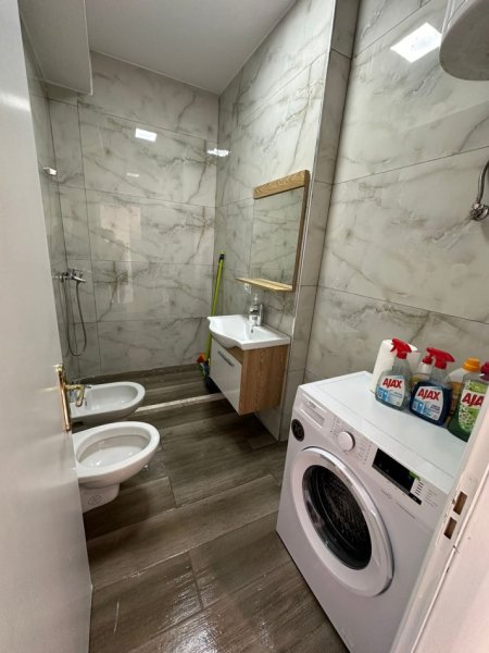 Tirane, jepet me qera apartament 1+1+Ballkon Kati 4, 55 m² 400 € (Unaza E Re)