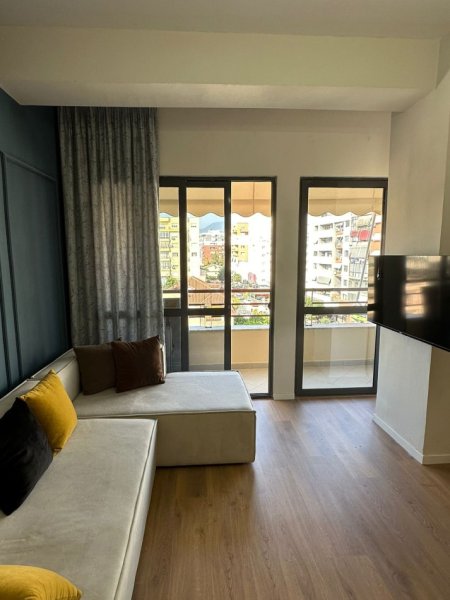 Tirane, jepet me qera apartament 1+1+Ballkon Kati 4, 55 m² 400 € (Unaza E Re)