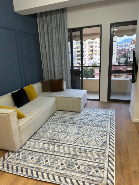 Tirane, jepet me qera apartament 1+1+Ballkon Kati 4, 55 m² 400 € (Unaza E Re)