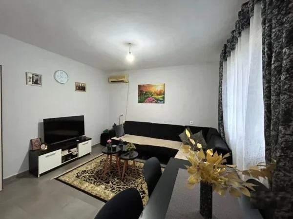 Tirane, jepet me qera apartament 2+1 Kati 1, 44 m² 350 € (Oxhaku)