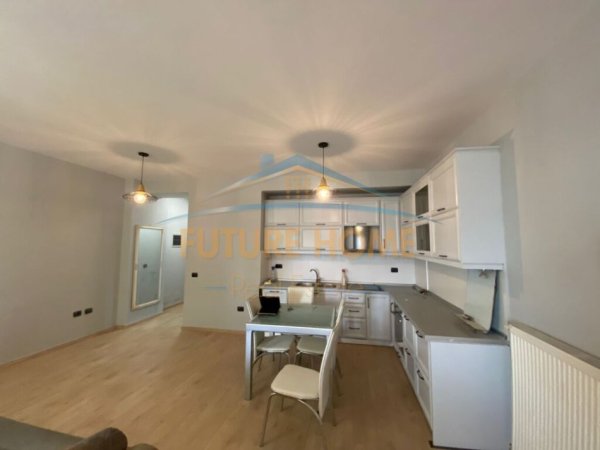 Tirane, jepet me qera apartament 2+1 Kati 7, 134 m² 600 € (Ringn Center)