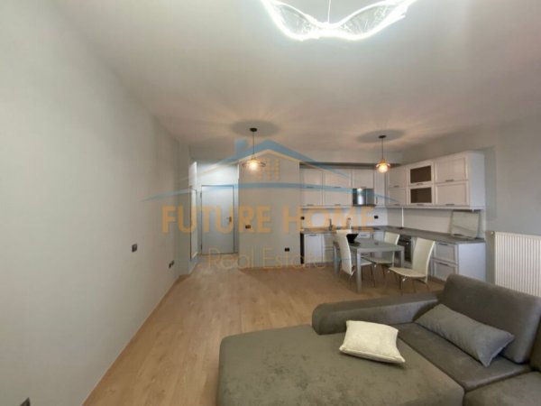 Tirane, jepet me qera apartament 2+1 Kati 7, 134 m² 600 € (Ringn Center)