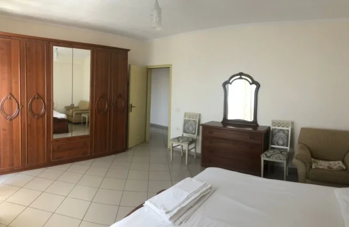 Tirane, jap me qera apartament 2+1+Ballkon Kati 7, 100 m² 550 € (Rruga e Kavajes)