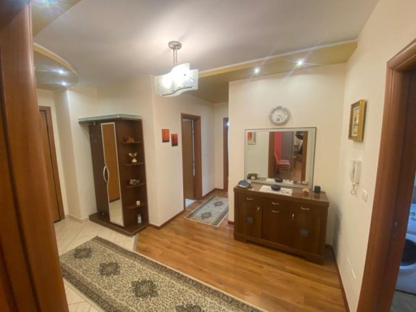 Tirane, jepet me qera apartament 2+1+Aneks+Ballkon Kati 2, 110 m² 800 € (RRUGA E ELBASANIT)