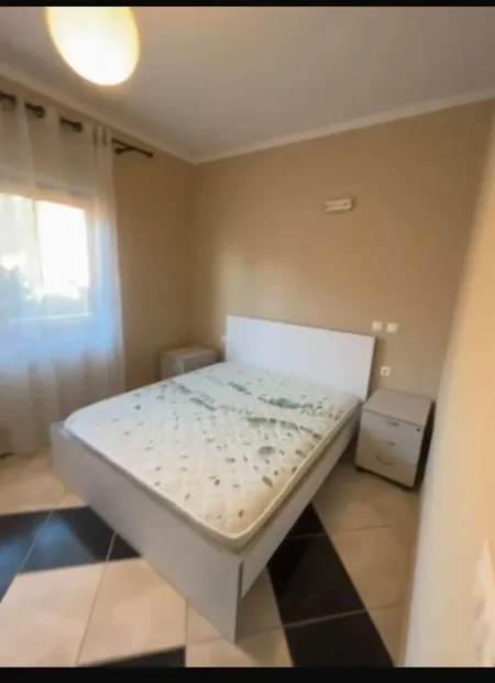 Tirane, jepet me qera apartament 1+1 Kati 1, 70 m² 350 € (Yzberisht)
