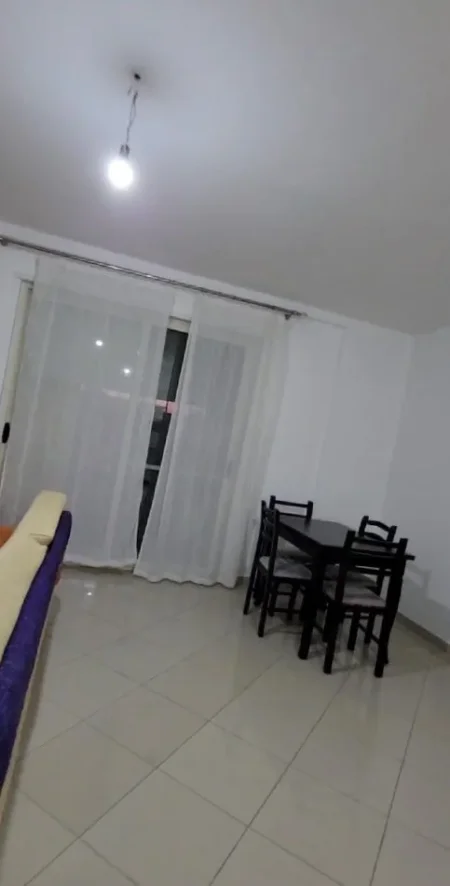 Tirane, jepet me qera apartament 3+1+Ballkon Kati 2, 130 m² 500 € (rr elbasanit)