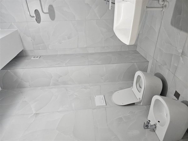 Tirane, jepet me qera apartament 1+1+Ballkon Kati 7, 61 m² 450 € (ALI DEMI)