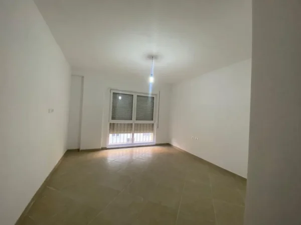 Tirane, jepet me qera apartament 2+1+Ballkon Kati 3, 120 m² 400 € (SELITE)