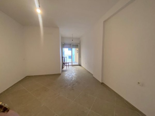 Tirane, jepet me qera apartament 2+1+Ballkon Kati 3, 120 m² 400 € (SELITE)