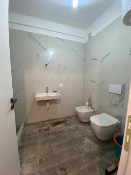 Tirane, jepet me qera apartament 2+1+Ballkon Kati 3, 120 m² 400 € (SELITE)