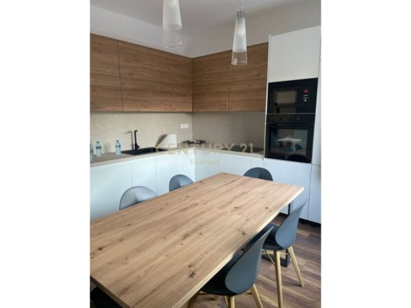 Tirane, jepet me qera apartament 2+1 Kati 2, 98 m² 850 € (Selvia)