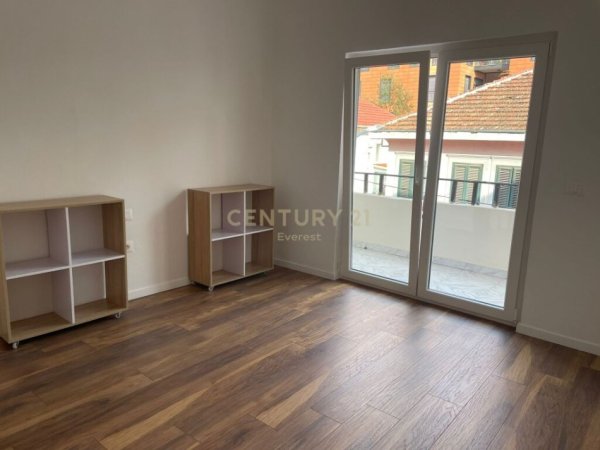 Tirane, jepet me qera apartament 2+1 Kati 2, 98 m² 850 € (Selvia)