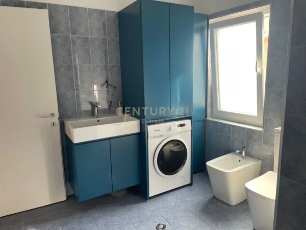 Tirane, jepet me qera apartament 2+1 Kati 2, 98 m² 850 € (Selvia)