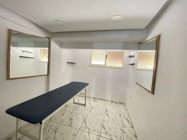 Tirane, shitet dyqan Kati 0, 54 m² 50.000 € (Porcelan)