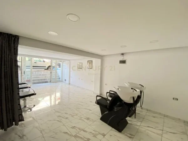 Tirane, shitet dyqan Kati 0, 54 m² 50.000 € (Porcelan)