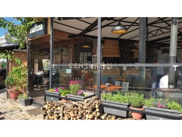 Tirane, jepet me qera lokal Kati 2, 121 m² 750 € (Kopshti Zoologjik)