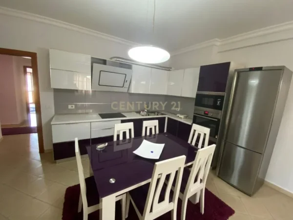 Tirane, jepet me qera apartament 2+1+Ballkon Kati 6, 107 m² 700 € (Komuna e Parisit)