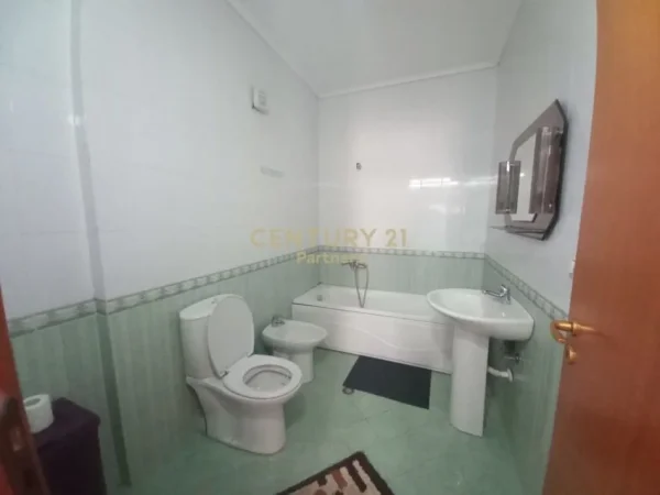 Tirane, jepet me qera apartament 2+1+Ballkon Kati 6, 107 m² 700 € (Komuna e Parisit)