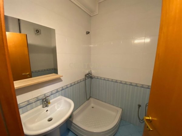 Tirane, jepet me qera apartament 2+1+Ballkon Kati 6, 107 m² 700 € (Komuna e Parisit)