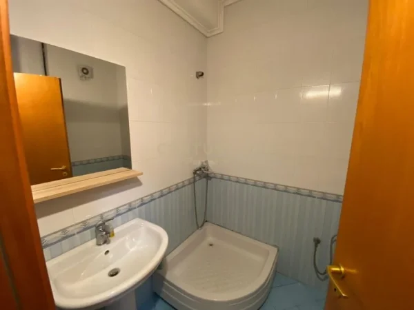 Tirane, jepet me qera apartament 2+1+Ballkon Kati 6, 107 m² 700 € (Komuna e Parisit)