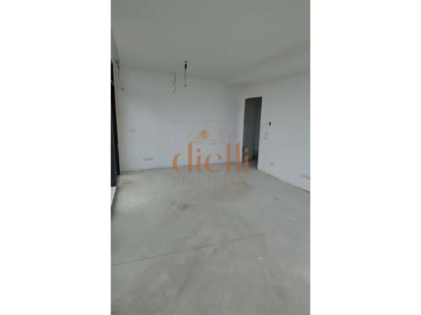Tirane, shitet apartament 2+1+Ballkon , 131 m²