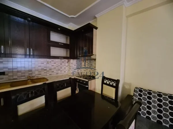 Tirane, jepet me qera apartament 2+1+Ballkon , 100 m² 450 € (Astir)