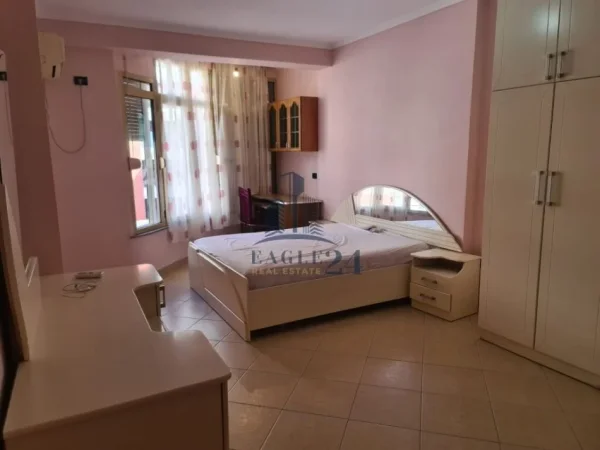 Tirane, jepet me qera apartament 2+1+Ballkon , 100 m² 450 € (Astir)